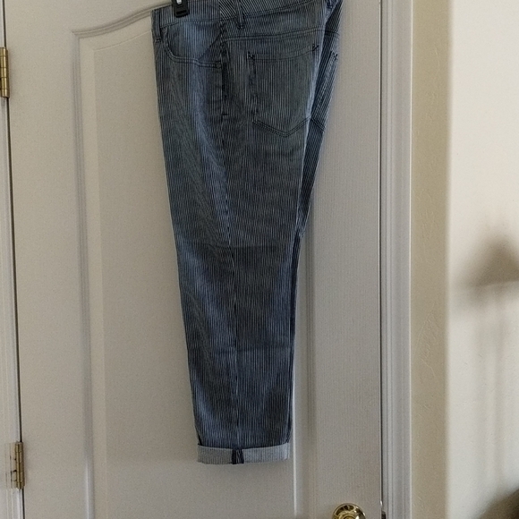 Chicos skimmer jeans. Railroad stripe. Size 0 - Picture 5 of 6